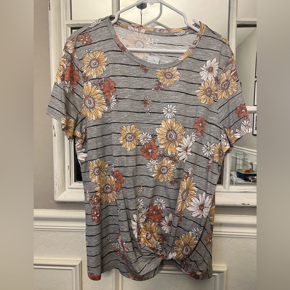 Maurice’s 24/7 t-shirt with knot in front. XXL.